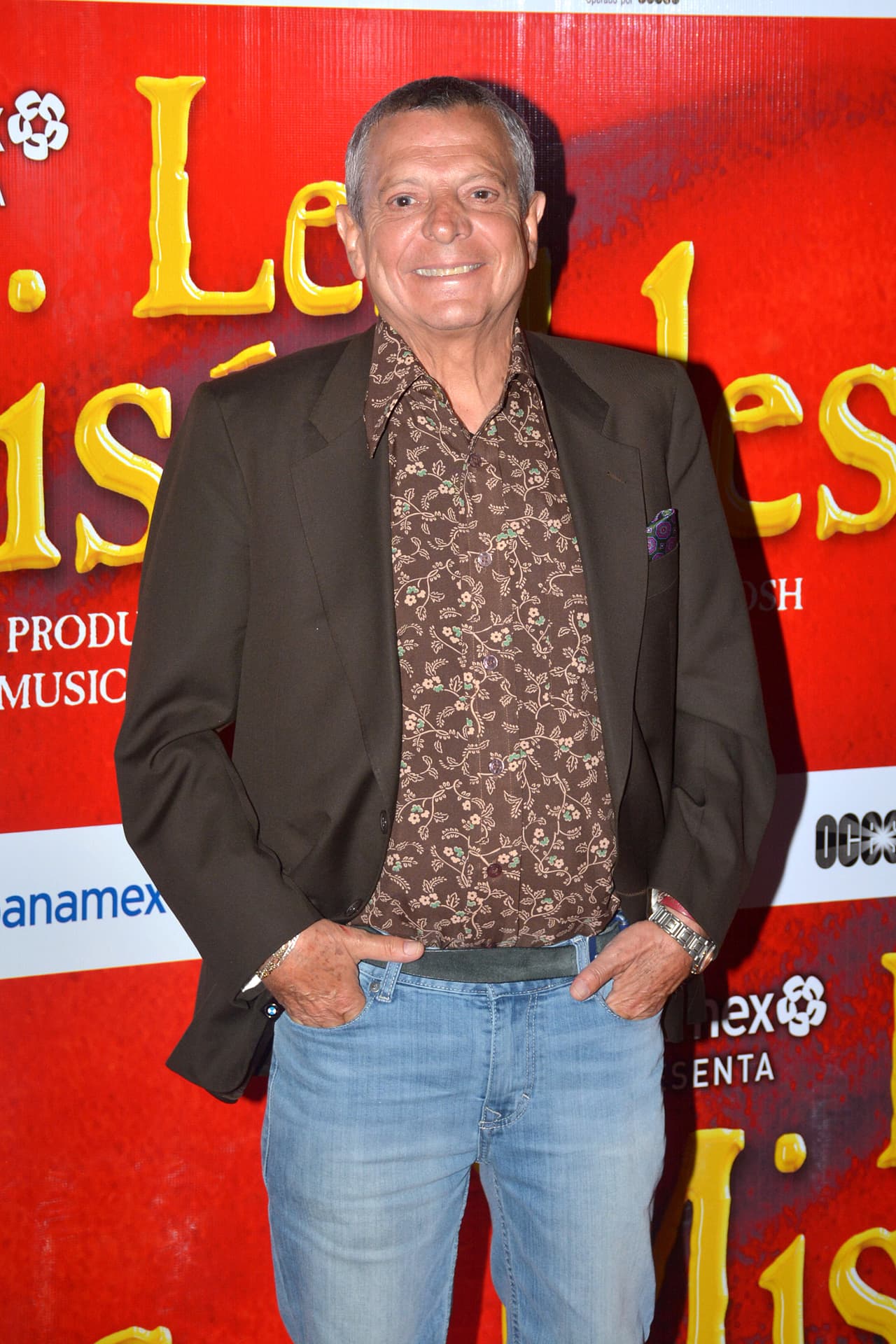 Respecto a la operación para tratar la hernia hiatal que padece, el comediante mexicano confirmó una vez más su rechazo a cualquier tipo de intervención quirúrgica. “Nunca me van a ver convencido de eso. Yo, al igual que muchos seres humanos, pienso que estamos hechos para que no nos abran, 
<b>y no quiero que me abran la hernia; no me faltan las anginas ni el apéndice ni nada… No quiero operaciones</b>”, sentenció.
<br>