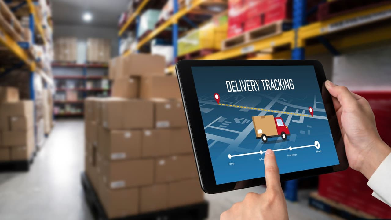 <h3 class="cms-H3-H3">La comunidad como salvavidas </h3>
<br>Frente a todo esto, 
<b>muchos trabajadores se organizan entre ellos.</b> En Houston, Dallas y otras ciudades, hay 
<b>grupos de WhatsApp, reuniones semanales y redes informales </b>donde se comparten consejos legales, alertas de operativos, rutas seguras y apoyo emocional. 
<br>“No tenemos sindicato, pero sí comunidad. 
<b>Nos cuidamos entre nosotros porque nadie más lo hace</b>”, dijo Leticia G., repartidora salvadoreña entrevistada por HRW. 
<br>También se organizan colectas para quienes sufren accidentes o necesitan ayuda urgente. 
<b>La solidaridad es la herramienta más fuerte que tienen.</b>