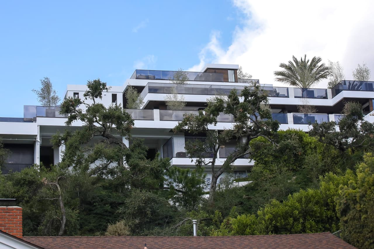 Affleck, López y el pequeño de 10 años fueron fotografiados el viernes por la tarde mientras visitaban una lujosa y enorme mansión ubicada en la ladera de una colina en Los Ángeles. 
<br>