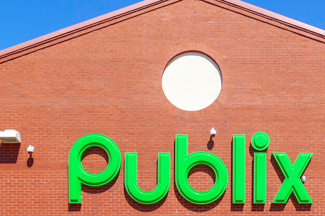 <b>Publix:</b>
<br>
<br>⏱ 
<b>24 de diciembre: </b>Horario reducido de 7:00 am a 7:00 pm, pero puede variar por localidad
<br>⏱ 
<b>25 de diciembre:</b> Cerrado
<br>⏱ 
<b>26 de diciembre:</b> Horario regular de 7:00 am a 10:00 pm, pero puede variar por localidad