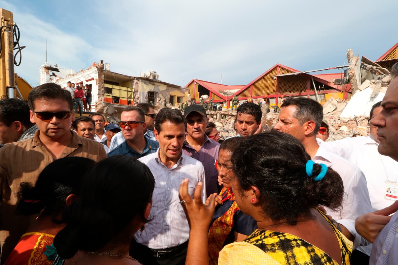 El presidente de México, Enrique Peña Nieto, durante una gira por los lugares afectados tras el sismo del 7 de septiembre.