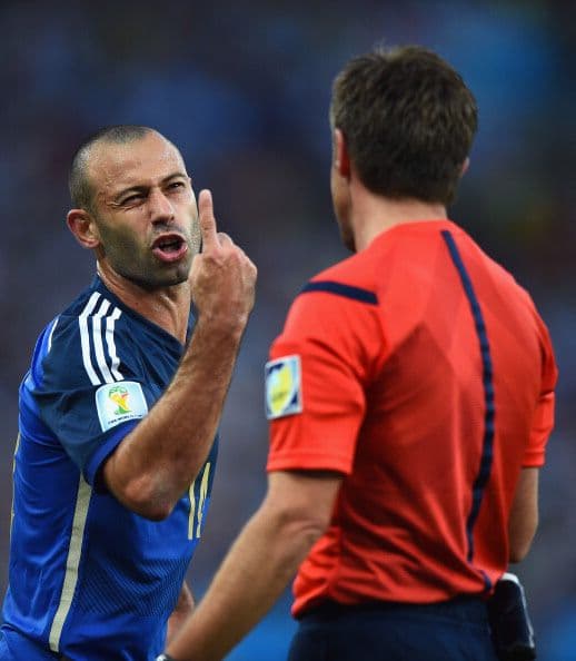 El argentino Javier Mascherano también desata sus emociones frente al árbitro Nicola Rizzoli.
