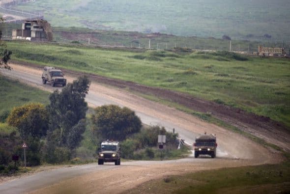 Los próximos pasos del movimiento islamista Hamás y de Israel son claves para detener la espiral de violencia que estalló el miércoles en la zona, en un aparente intento de la Yihad Islámica de arrastrar a ambas partes a un nuevo conflicto armado. "Israel considera a Hamás responsable de todo lo que ocurre (en Gaza): es el que ejerce la soberanía y el que debe responder por todo lo que ocurre", declaró un alto mando militar israelí en la zona, que reconoció que en los últimos meses no ve a milicianos de este grupo "participar en acciones terroristas". Para la Yihad Islámica, lanzar cohetes es "un medio excelente para avergonzar a Hamás, con el fin de demostrar que son ellos los que definen la agenda (política) en Gaza, mientras Hamás ha abandonado la yihad y la resistencia (armada) en busca del poder", escribe hoy el experto israelí en asuntos árabes y de Oriente Medio, Avi Isajarov. Organización mucho más pequeña, versátil e ideológica que Hamás, y sobre todo sin responsabilidades de gobierno, la Yihad trata de reavivar la lucha armada y "hace grandes esfuerzos para arrastrar (a ambas partes) a un nuevo conflicto", apelando en esta ocasión a la muerte de tres de sus hombres. Netanyahu debe decidir ahora "si quiere más violencia o seguir el toma y daca habitual con las milicias", subraya el académico.