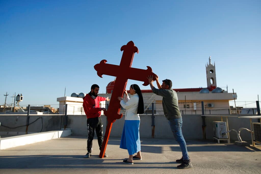 En 1999 Juan Pablo II intentó viajar a Irak, pero no lo logró. Su sucesor, Benedicto XVI también intentó sin éxito visitar el país árabe. Mañana, en medio de la pandemia de covid-19 que azota al mundo entero, se espera que llegue 
<b>el Papa Francisco en una visita de tres días</b>. Para ello se preparan el gobierno y la minoría cristiana, en particular los católicos como los que se aprecian en la imagen en la iglesia de Qaraqosh.