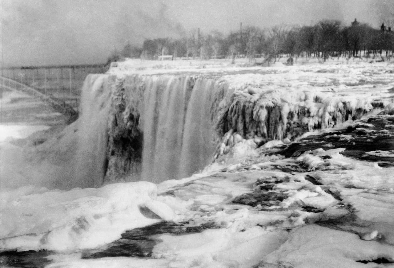 En esta fotografía de la catarata del lado canadiense tomada en 1920 se aprecia el la superficie de hielo en algunos puntos del río, y las espigas de hielo en algunas zonas donde debía caer el agua.