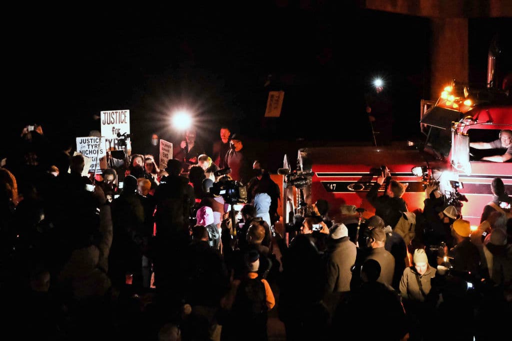 Las imágenes dadas a conocer por las autoridades muestran a miembros del Departamento de Policía de Memphis golpeando brutalmente a Nichols durante al menos tres minutos el pasado 7 de enero.
<b> En ese momento se puede escuchar a Nichols gritando repetidamente: “Mamá, mamá, mamá”.</b> Las autoridades señalaron que la casa de su madre estaba a unos 100 metros de donde lo golpearon. Falleceria tres días más tarde en el hospital. 
<br>
<br>