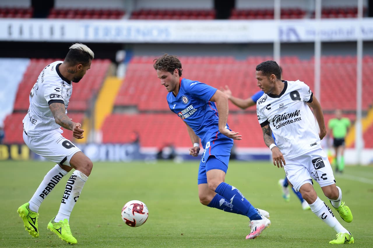 Querétaro termina la racha de Cruz Azul y consigue su primera victoria del torneo.