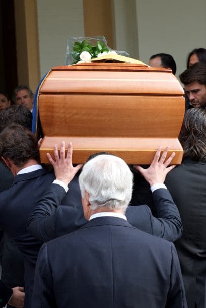 El féretro llegó al Ayuntamiento de Sevilla.