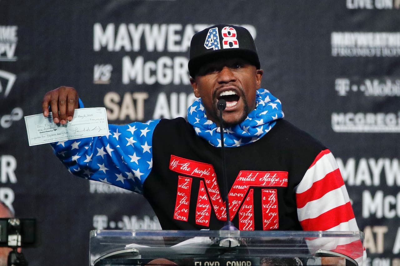 Floyd Mayweather Jr. presume el cheque que ganó ante McGregor 