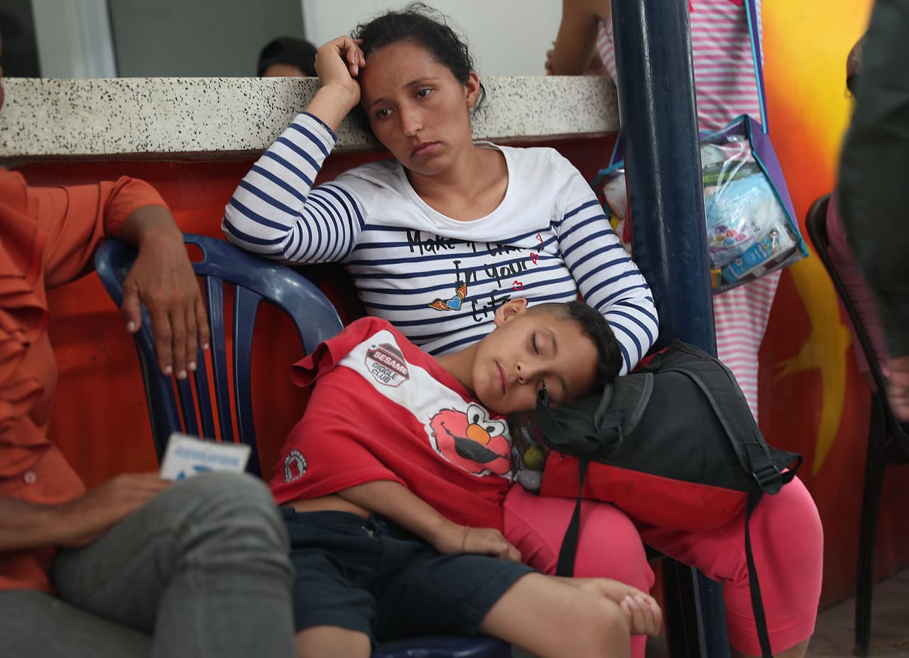 Junto a otros cientos de venezolanos que dependen de las organizaciones benéficas, Yulianny Sequera y su hijo Anderson esperan la para comer en la Casa Divina Providencia, una de los centros de ayuda para migrantes en Cúcuta, Colombia, ciudad fronteriza con Venezuela. El impacto de la devastadora crisis venezolana se ha extendido por América Latina y el Caribe tras la salida de más de tres millones de personas del país.