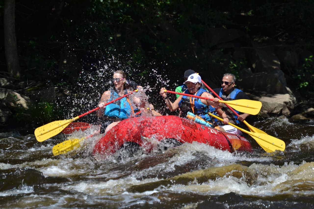 <b><a href="https://whitewaterchallengers.com/?gclid=Cj0KCQjwuaiXBhCCARIsAKZLt3nPO8VmUNoNfhiqsSKnLQaf6baSf6OOv8cj39YU2hPutl8L8LYvFQgaAmX3EALw_wcB">Whitewater Challengers</a></b>. El rafting en los rápidos en el río Lehigh es una aventura emocionante a través de la región montañosa de Pocono en Pensilvania. Elige entre una variedad de aventuras al aire libre, desde leves hasta salvajes.
<br>
<br>
<b><a href="https://goo.gl/maps/zRUJzbTCKWL8jcZw6">Cómo llegar</a></b>