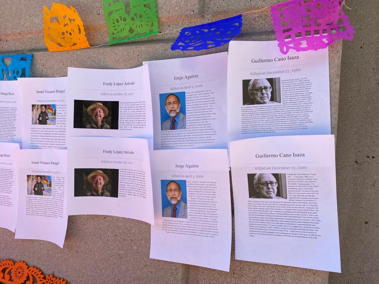 Jorge Aguirre de Venezuela, Guillermo Cano de Colombia, entre los periodistas fallecidos que fueron conmemorados este martes en el Día de los Muertos a las afueras de la Facultad de Periodismo de la Universidad de Arizona.