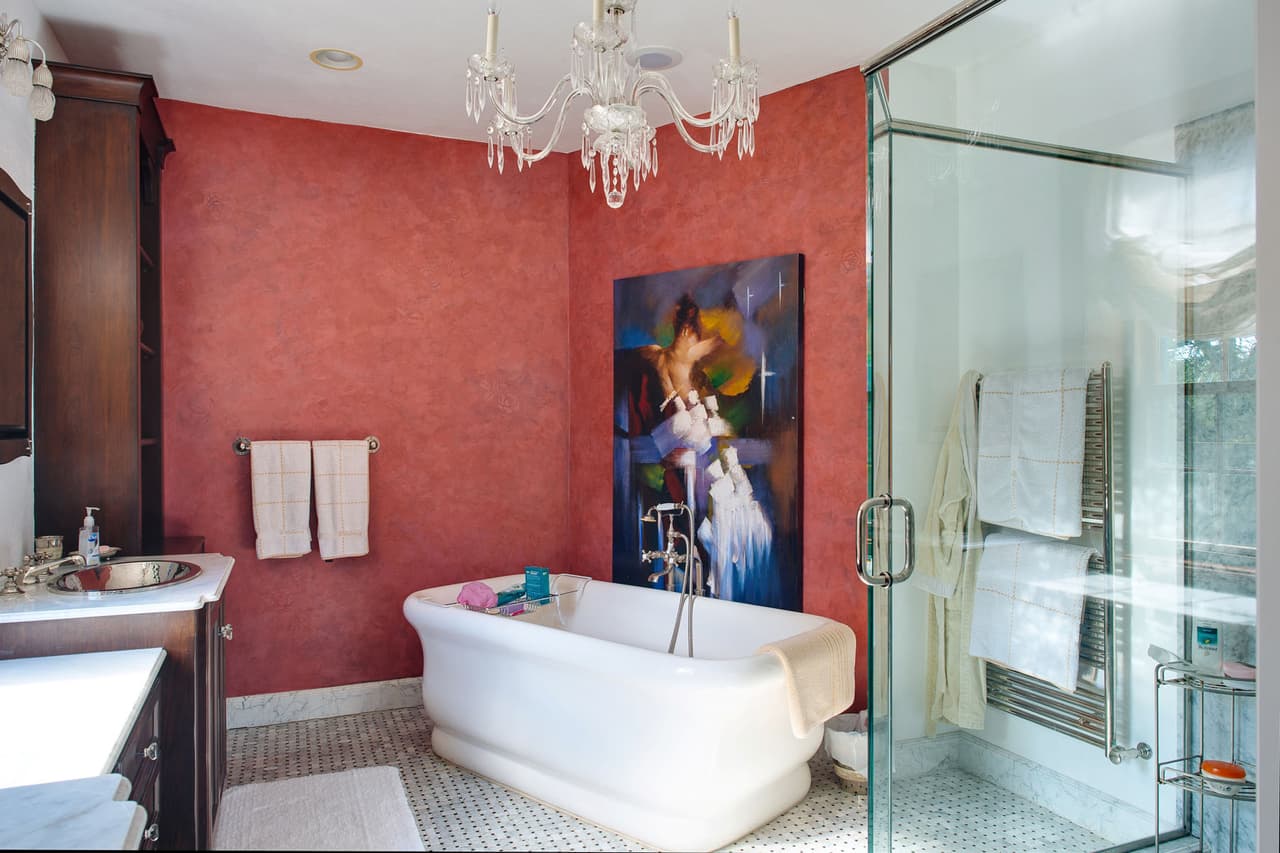 En el piso superior se encuentran las habitaciones, en donde la suite principal es la más grande, la cual cuenta con un lujoso candelabro de cristal tipo araña en el baño, además de una bañera y un espacio para la ducha con mampara de vidrio.
<br>