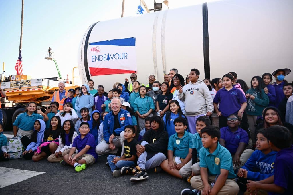 Durante el recorrido hacia el Exposition Park, el astronauta Doug Hurley platicó y posó junto a estudiantes que quisieron conocer más sobre el espacio.