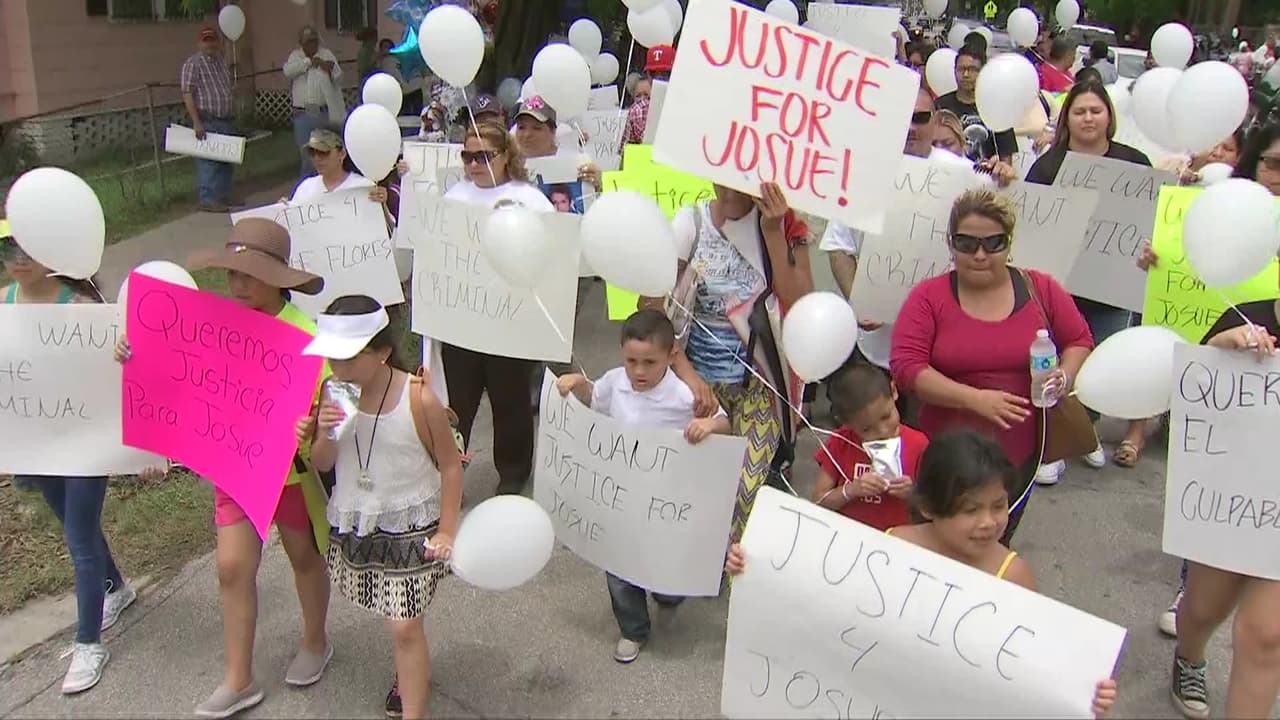 Decenas de niños se hicieron presentes en la marcha portando pancartas con mensajes donde reclaman justicia para Josué Flores.