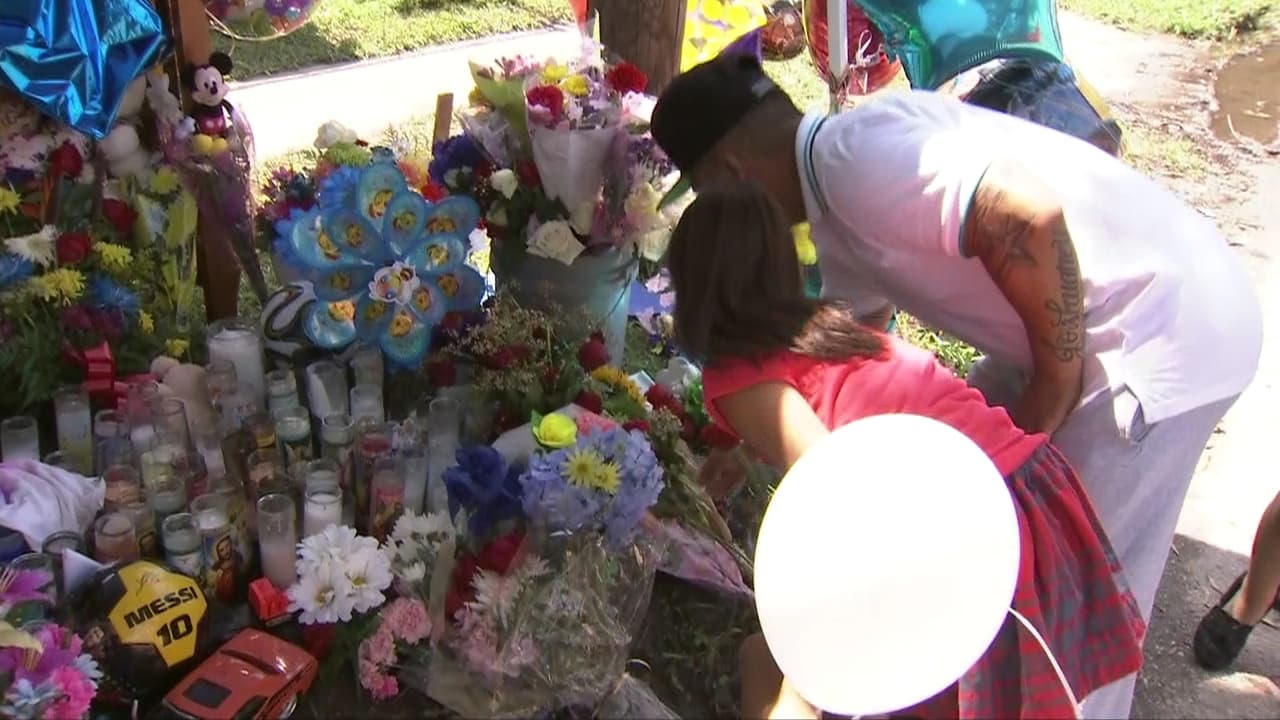 Niños y adultos llegaron hasta el lugar donde fue asesinado Josué Flores para traer sus muestras de aprecio.