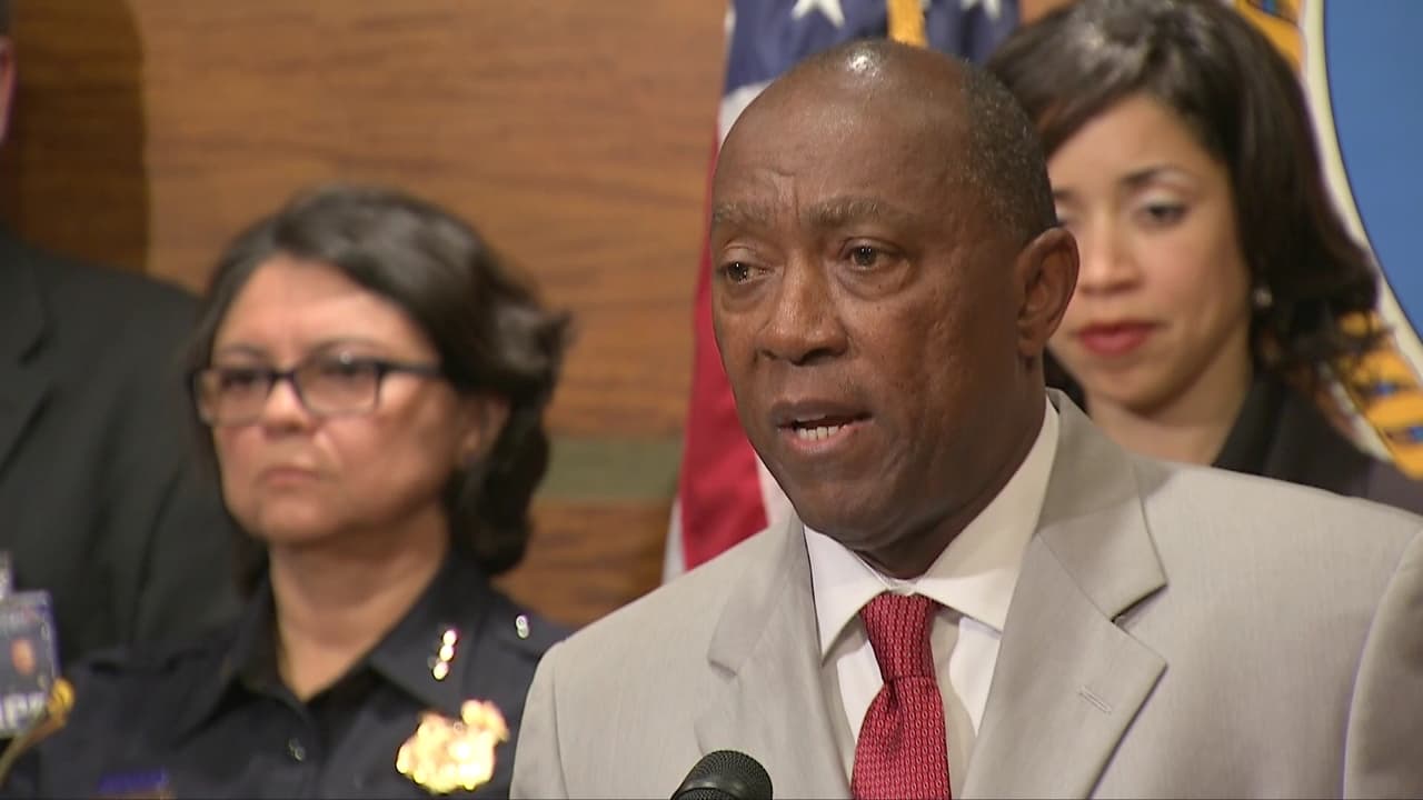 El alcalde Sylvester Turner y la jefe interina de la policía de Houston, Martha Montalvo, en conferencia de prensa donde pidieron el apoyo de la comunidad para capturar al asesino de Josué Flores.