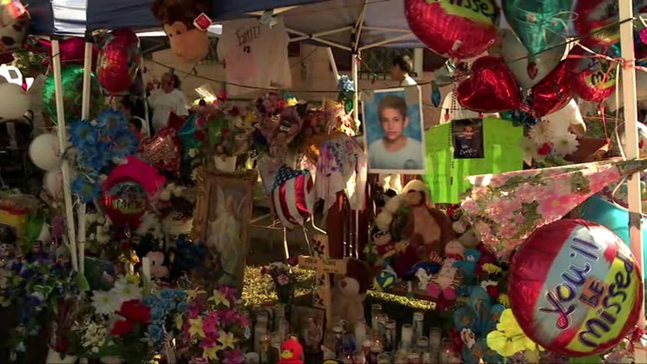 En el lugar donde fue asesinado el niño Josué Flores se construyó un altar adornado con flores, veladoras, obsequios, mensajes escritos y fotografías del menor.