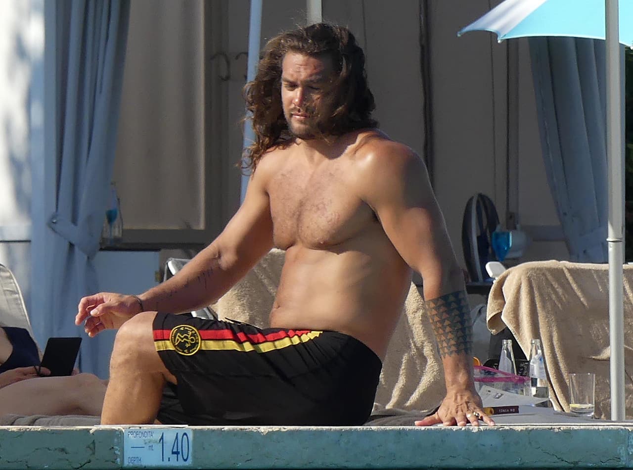 En redes sociales, el aspecto de Momoa fue descrito principalmente como un “cuerpo de papá” (término que suele ser utilizado para describir un físico con barriga) e incluso lo juzgaron por no hacer ejercicio.