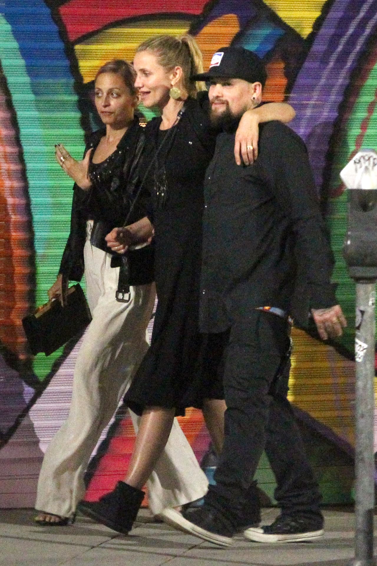 Las chicas salieron a cenar con sus esposos, los gemelos Joel y Benji Madden.