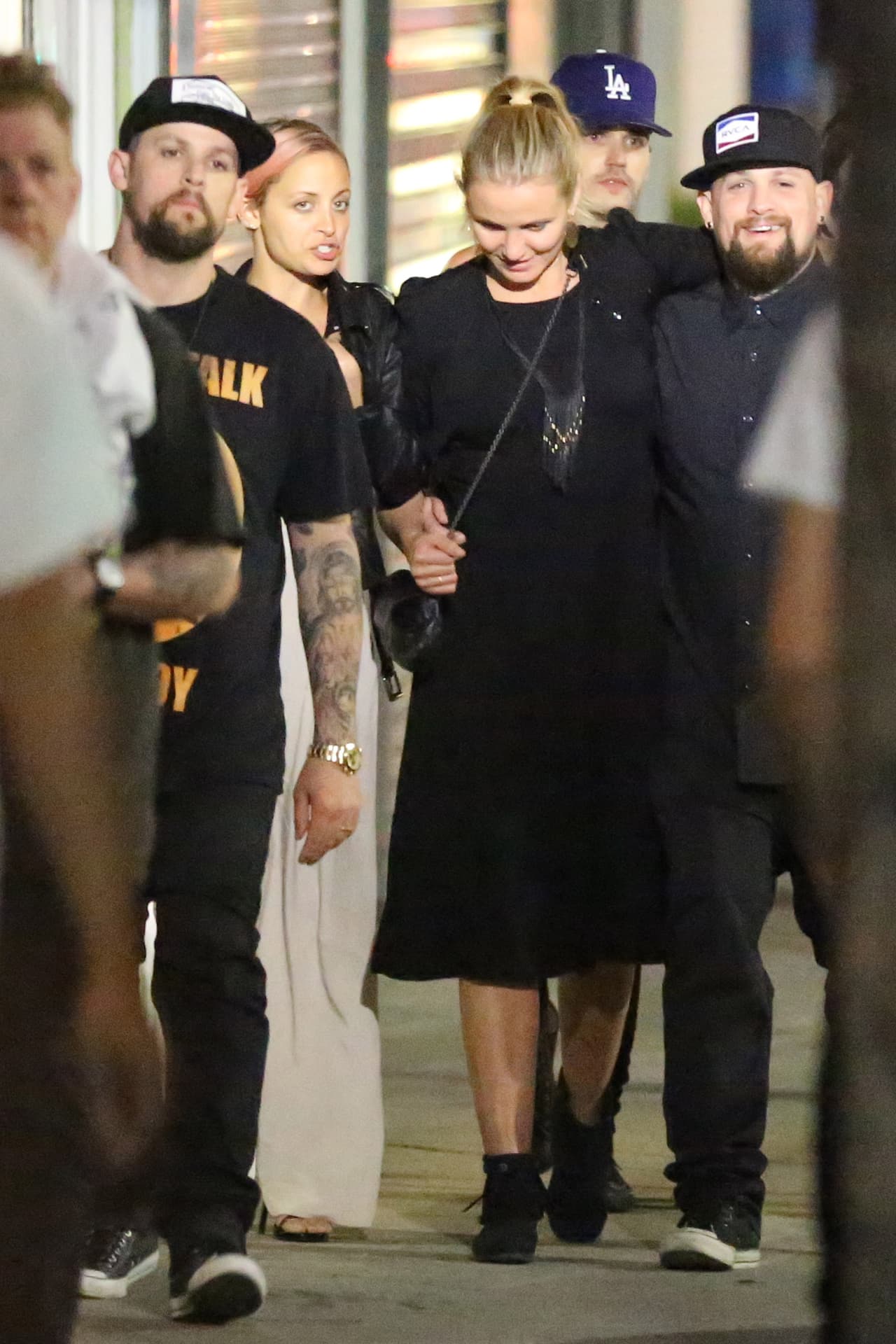 Las chicas salieron a cenar con sus esposos, los gemelos Joel y Benji Madden.