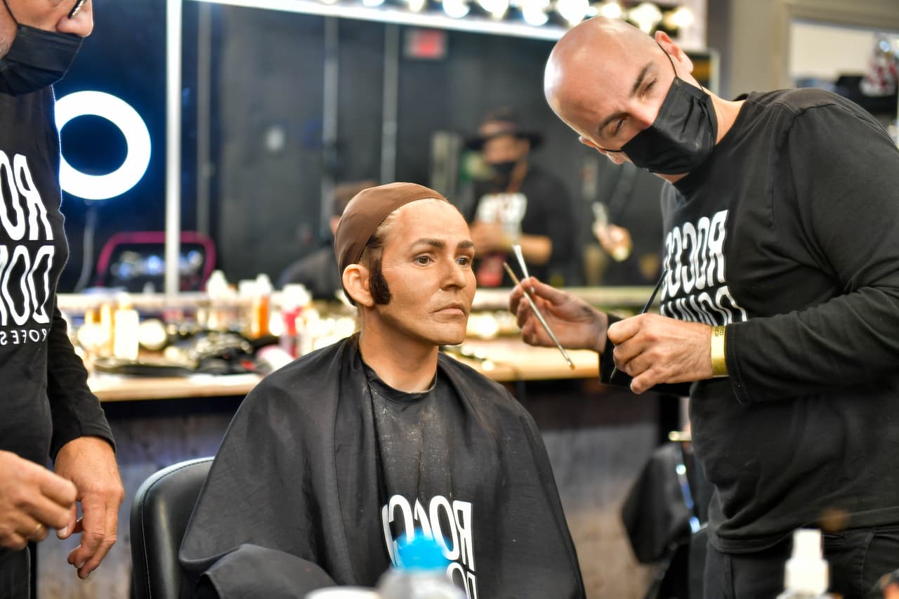 <b>Kika Edgar</b> también se convirtió en un cantante del género opuesto y a ella le tocó pasar por caracterización 
<b><a href="https://www.univision.com/shows/tu-cara-me-suena/kika-edgar-aparece-como-raphael-en-tu-cara-me-suena-2022-y-es-felicitada-por-haber-calcado-al-cantante-video">para ser Raphael</a></b>.