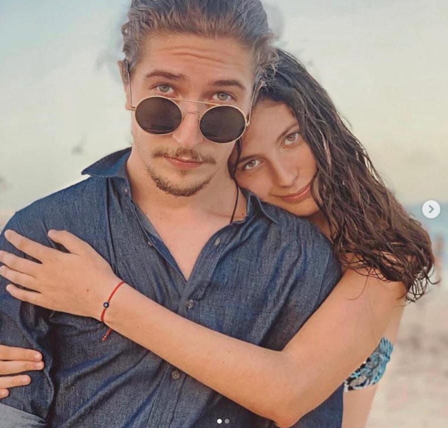 Tiene una hermana, Victoria, de 17 años. Ella es producto del matrimonio que sostienen Diego Olivera y Mónica Ayos.