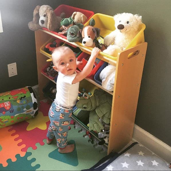 William es un bebé muy inquieto y desde que dio sus primero pasos anda de aquí para allá descubriendo el mundo.