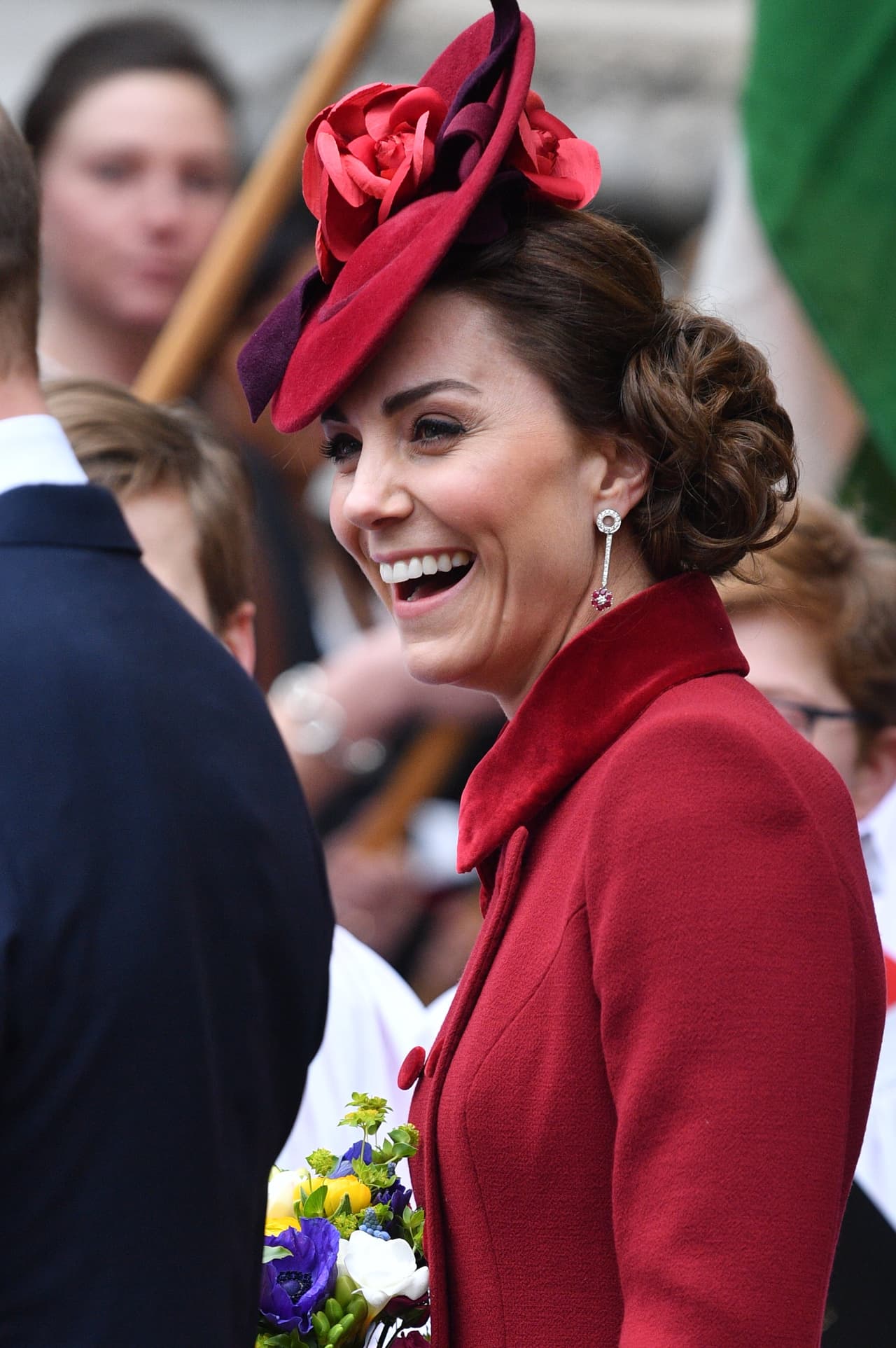 Para el Día de la Commonwealth, la duquesa usó unos aretes de diamantes con rubíes en forma de flor, que forman parte de un conjunto que se complementa con un collar y pulsera, igualmente de diamantes y rubíes