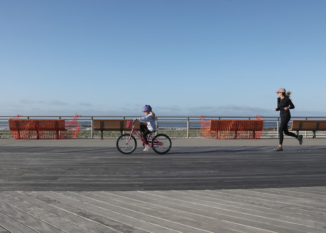 Long Beach es una de las comunidades más antiguas y establecidas de Long Island, según 
<a href="https://www.longbeachny.gov/?SEC=DFA71937-3AE3-4B88-AF18-63FEFC8AB2E2" target="_blank">datos oficiales</a>. Se fundó en 1880 cuando se construyó el primer Long Beach Hotel. Junto a la playa, frente al mar, hay un malecón de 2.2 millas de largo, construido en 1914, que suelen usar caminantes, corredores y ciclistas tanto en invierno como en verano.