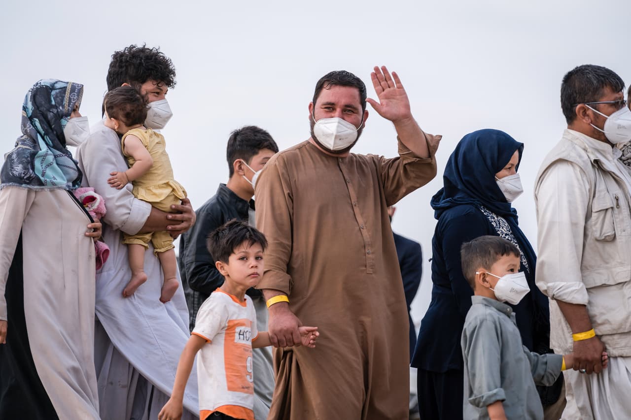 Refugiados afganos al llegar a la base aérea Torrejón Ardoz, en Madrid, España, el 24 de julio. Cientos de afganos han arribado a este aeropuerto y a las bases navales de Rota y Morón, al sur del país. Según la agencia EFE, unos 4,000 refugiados permanecerán en campamentos provisionales operados por militares españoles, estadounidenses y personal de la Cruz Roja.