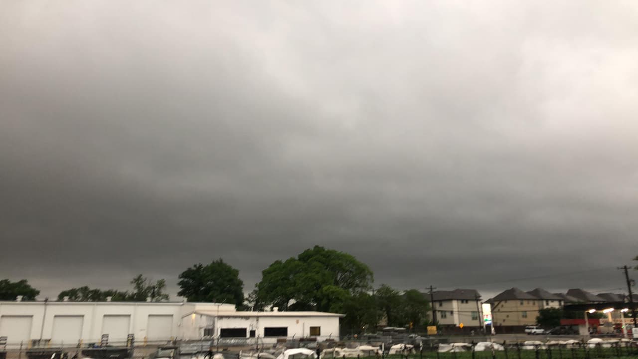 <b><a href="https://www.univision.com/local/houston-kxln/tormentas-severas-en-el-area-de-houston-dejaron-nubes-en-forma-de-embudo-fotos">Fuertes vientos</a></b> y granizo en algunas zonas de la ciudad.