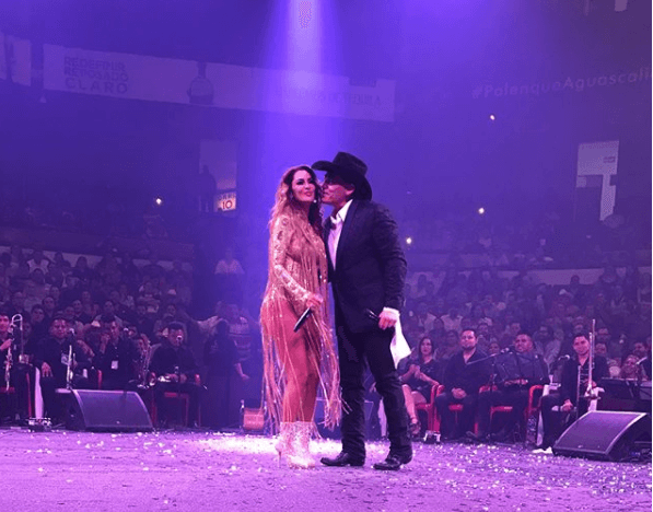 Y a petición del público, no podían faltar los besos a los que José Manuel, como todo un caballero, obedeció. Y Ninel por su parte, se dejaba consentir.