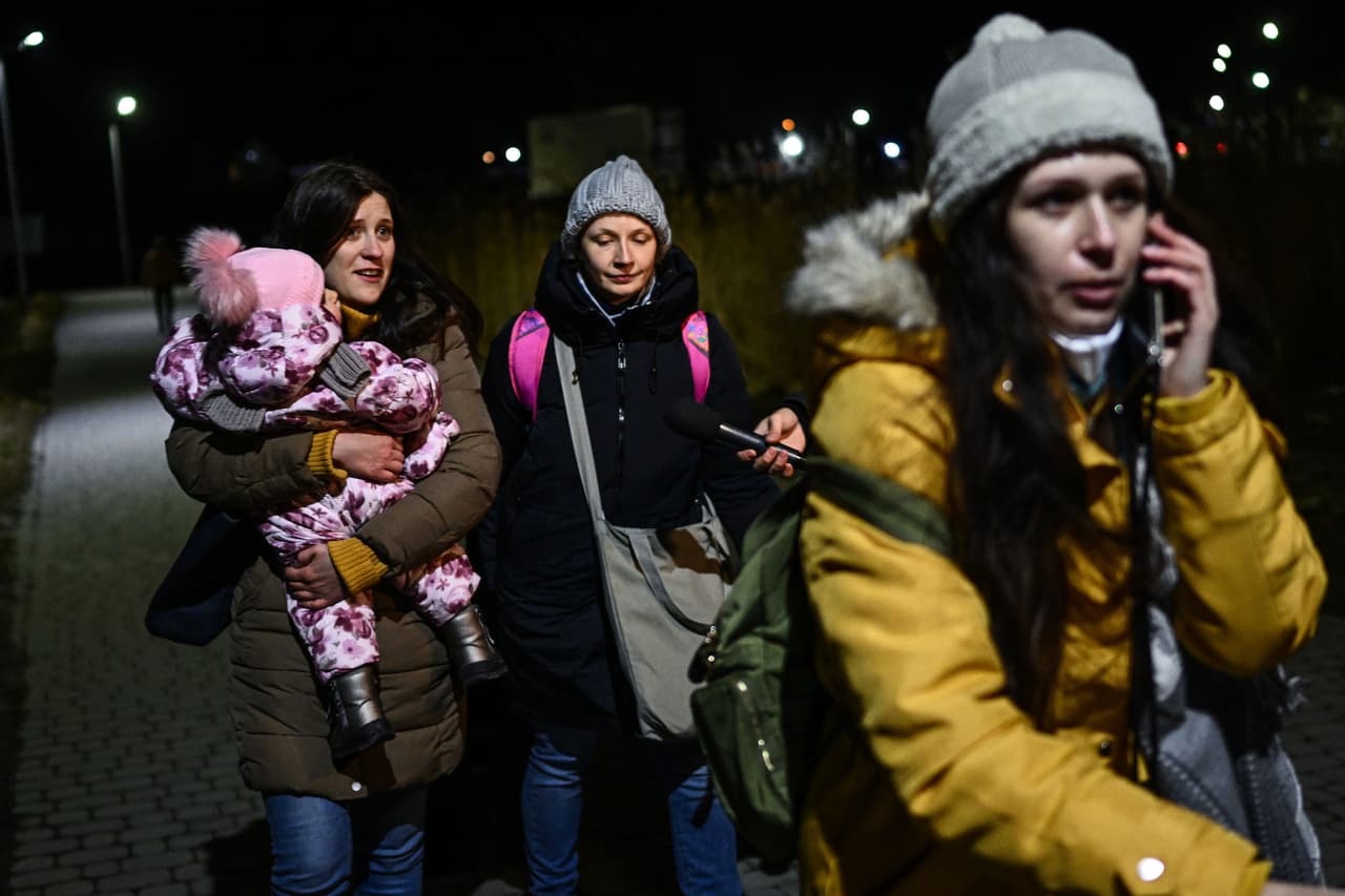 Un grupo de mujeres ucranianas luego de cruzar la frontera de su país hacia Polonia en Medyka, el 24 de febrero. Un portavoz del gobierno polaco indicó que el primer día de la invasión se registró la llegada de unas 29,000 personas a la frontera polaca procedentes de Ucrania, algunas de las cuales ya tenían planeado la salida por esta frontera desde antes del inicio de la guerra.