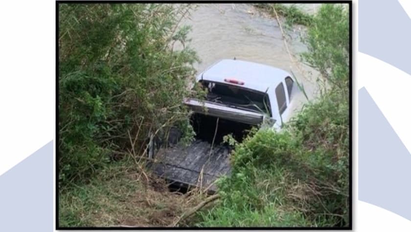 Choca patrulla, deja droga con valor de $400,000 y huye nadando de EEUU a México