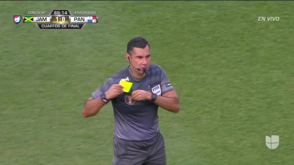 Tarjeta amarilla. El árbitro amonesta a Damion Lowe de Jamaica