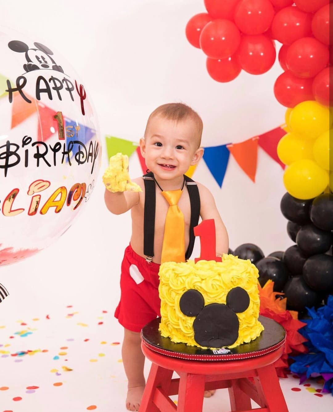 La sesión ‘smash cake’ es una de las tendencias de fotos para bebés, así que Liam hizo lo suyo, jugar con el exquisito bocado.
<br>