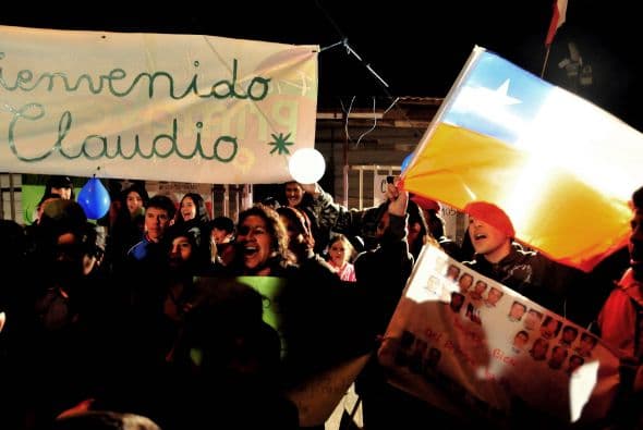 Illanes, Mamani y Peña fueron los tres primeros de los 33 en salir del hospital, y al llegar a sus viviendas eran esperados por sus familias emocionadas, rodeadas de sus vecinos entusiasmados por la fama mundial de que actualmente gozan tras su mediatizado rescate, así como por un tropel de periodistas.