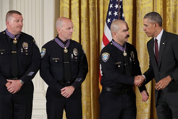 Cuatro policías del sur de California fueron condecorados con la medalla al valor 