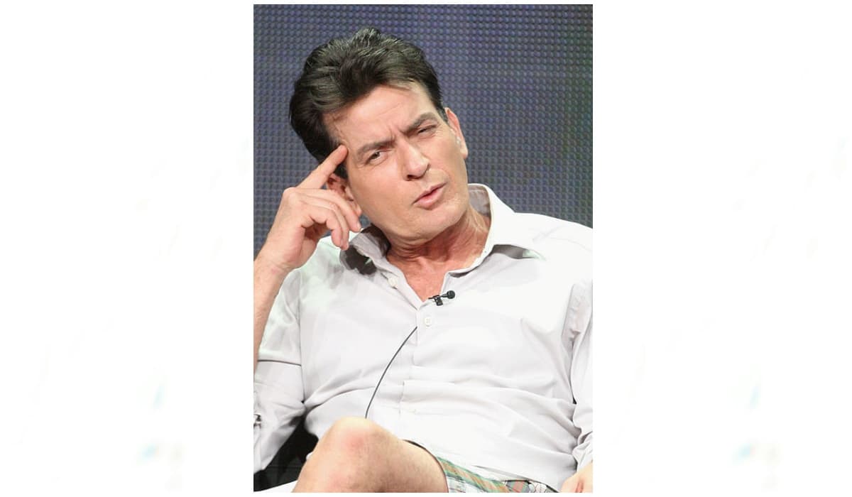 De acuerdo con 'The Hollywood Reporter', Charlie Sheen explicó que la salida de la actriz se debió a que el guión se estaba “volviendo aburrido”, por lo que su personaje fue eliminado.