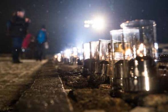 Hoy 27 de enero se conmemoran 70 años liberación de Auschwitz, el campo de concentración donde millones de seres humanos perdieron la vida por la terrible idea de exterminación de la población judía. Impresionante video #Auschwitz70 aquí Galería que la humanidad no debe olvidar.