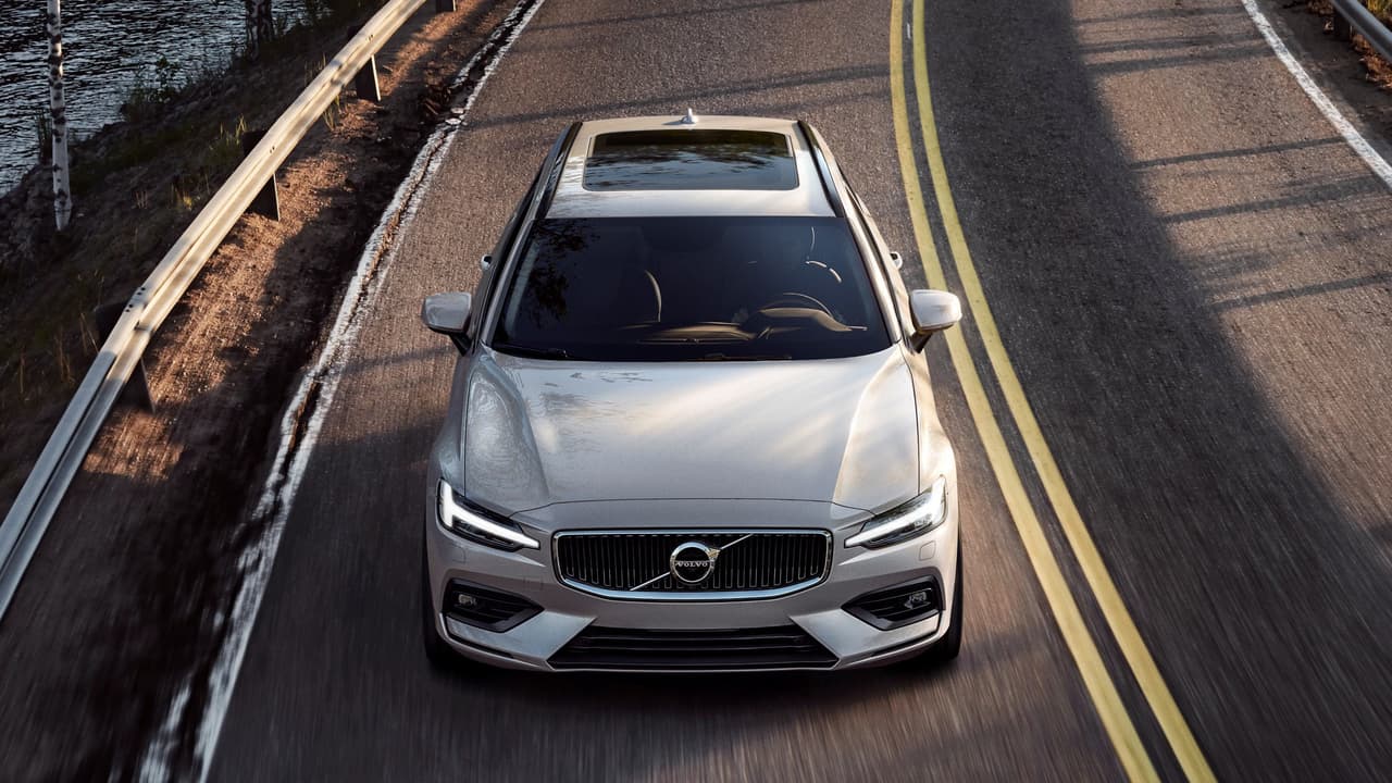 En la sección delantera de la Volvo V60 2019 vemos el regreso de los temas familiares que distinguen a los diseños de esta nueva etapa del fabricante sueco. Entre ellos conseguimos las luces de manejo diurno en forma de 'T', bautizadas como
<b> 'martillos de Thor' </b>por los diseñadores de la compañía, en los faros delanteros, y la delicada parrilla exagonal con rayos cóncavos.