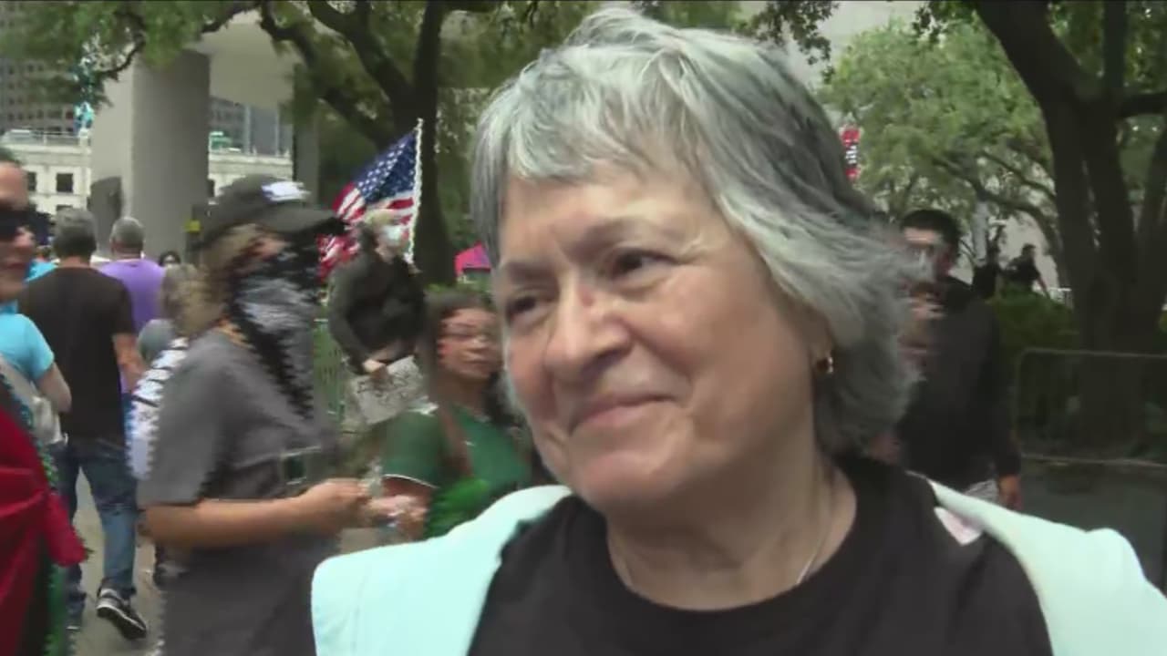 <b>Susana Ramírez, una manifestante mexicana que asistió a la movilización en Houston, lo hizo con una camiseta que dice: “M.A.G.A: Ain't Going Anywhere”</b>. Asegura que la prenda fue hecha por su hija y que “este es el momento adecuado para usarla”.