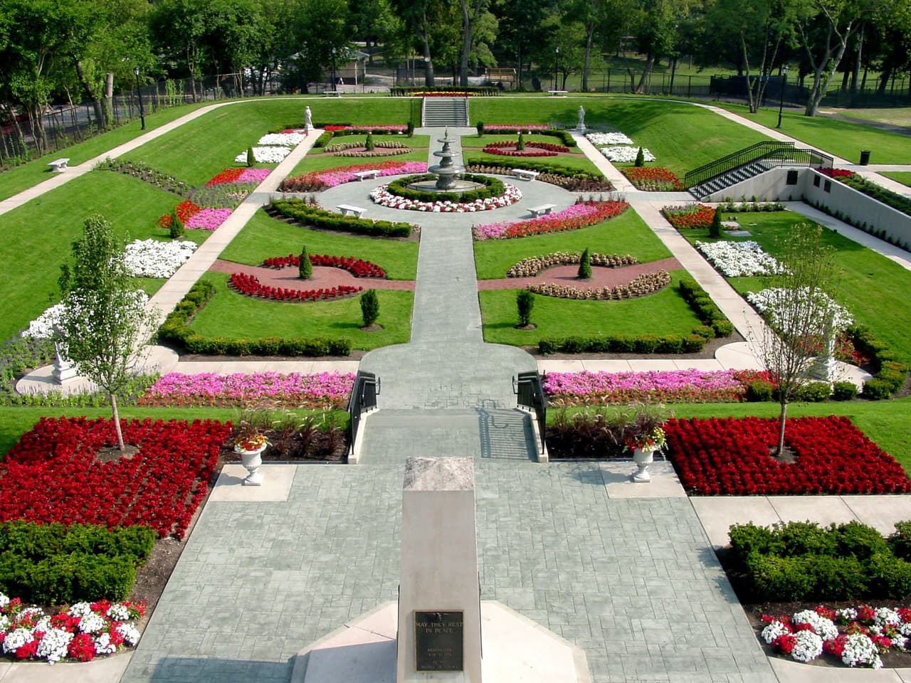 ¡Más de 1,000 tulipanés! Puedes disfrutarlo en el jardín Sunken, en el parque Phillips ubicado en la 1000 Ray Moses Drive Aurora, IL 60507