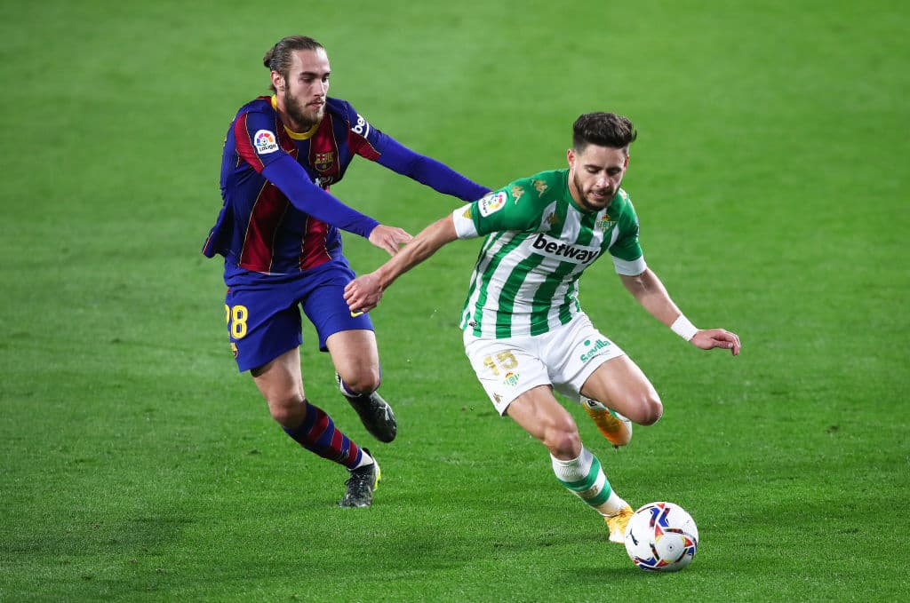 Gracias a los goles de Lionel Messi, autogol de Víctor Ruíz y gol de Trincao, el Barcelona vence 2-3 al Real Betis, empatan al Real Madrid con 43 unidades y se quedan con el segundo lugar de la tabla.