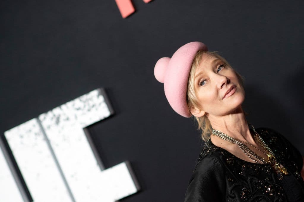 <b><a href="https://www.univision.com/noticias/estados-unidos/muere-actriz-anne-heche-desconectada-soporte-vital">Anne Heche, actriz </a></b>
<br>
<br>Heche falleció el 14 de agosto, a los 53 años, luego de que su familia la desconectara "pacíficamente de los aparatos de soporte vital", tras haber sufrido un accidente automovilístico una semana antes. 
<br>
<br>La ganadora del Emmy que tuvo un drástico ascenso en Hollywood durante la década de los 90, sufrió una lesión cerebral anóxica severa, después de que su automóvil se estrelló contra una casa el pasado 5 de agosto y se mantuvo con vida por nueve días para que sus órganos pudieran ser donados, tal como ella lo había pedido. 
<br>
<br>