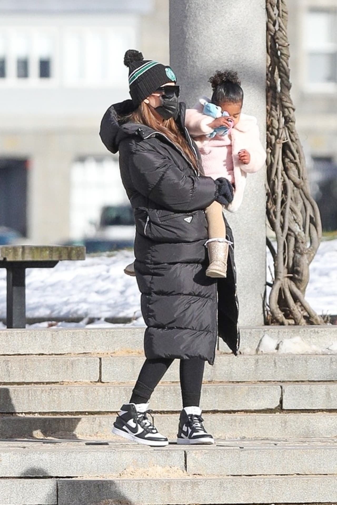 Khloé no perdió de vista a True en ningún momento. La observaba mientras jugaba en el patio de recreo bostoniano. La niña parecía estar divirtiéndose mucho. El parque estaba lleno de nieve.