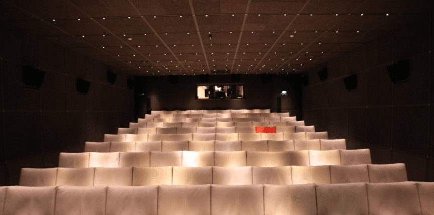 El lujoso hotel de cinco estrellas, Le Royal Monseau, será la casa provisional del astro argentino, pues su salida del Barcelona fue muy repentina. El hotel se encuentra ubicado en 37 Avenue Hoche y fue reformado por el famoso diseñador Philippe Starck. El Parque de los Príncipes se encuentra a tan solo 15 minutos del inmueble.