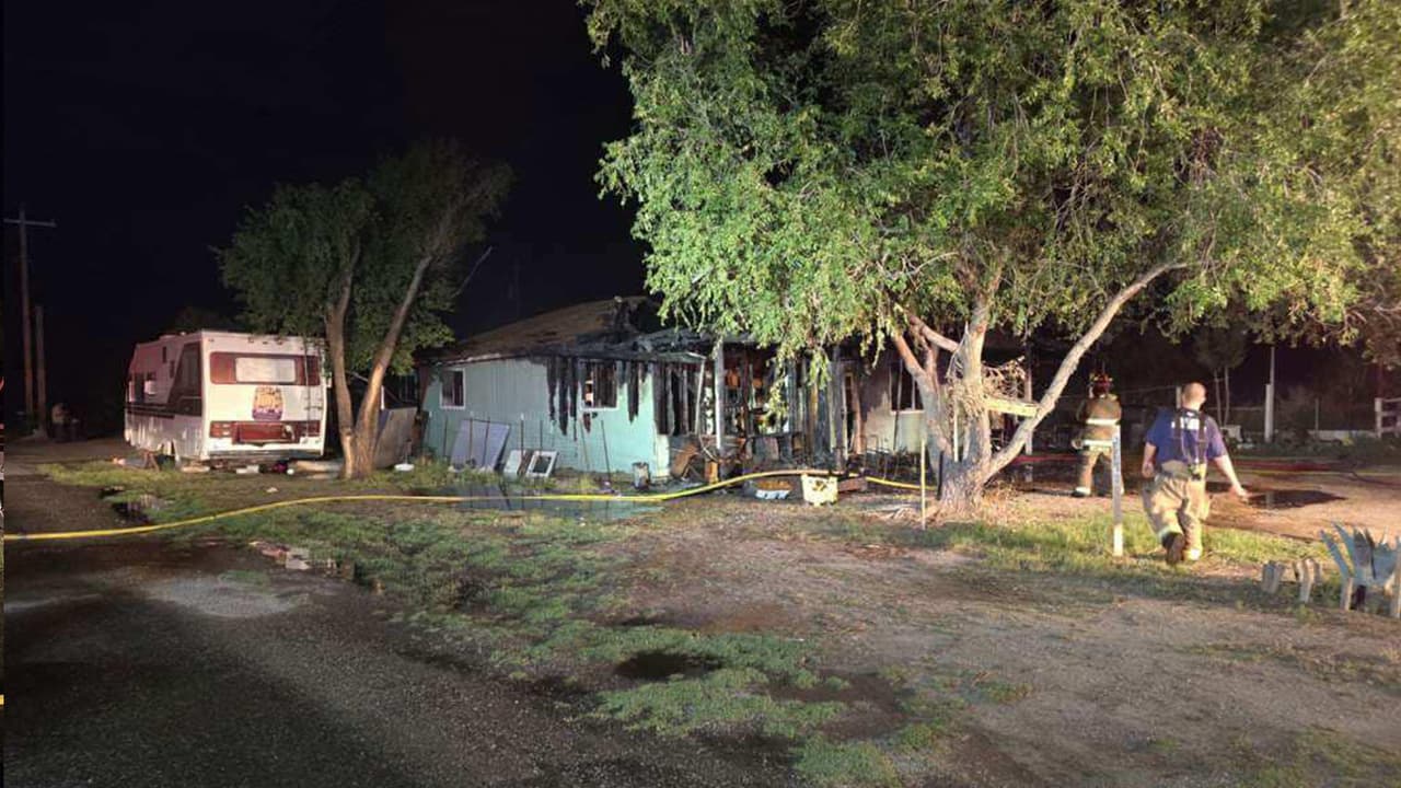 Los ocupantes dijeron que estaban cargando baterías en la sala de estar, escucharon un fuerte estallido y vieron que se había iniciado un gran incendio.