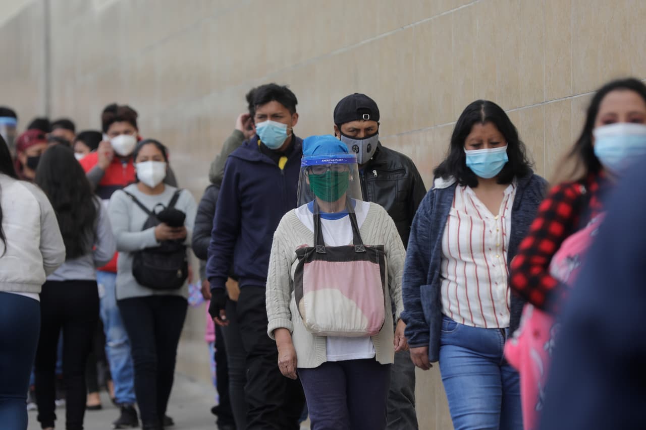 Una fila de gente se congregó en la Academia Aeronaútica "Mayor Pedro Traversari" en Quito para escoger entre el economista izquierdista Andrés Arauz y el exbanquero consevador Guillermo Lasso. En la primera ronda del 7 de febrero, Arauz obtuvo un 30% de apoyo, mientras que Lasso pasó a la segunda ronda con 19.74 %, cerca de medio punto arriba de la candidata indígena Yaku Pérez.